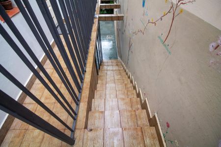 Casa à venda com 252m², 3 quartos e 2 vagas Casa à venda com 252m², 3 quartos e 2 vagasEscada