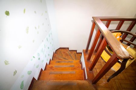 Casa à venda com 252m², 3 quartos e 2 vagas Casa à venda com 252m², 3 quartos e 2 vagasEscada