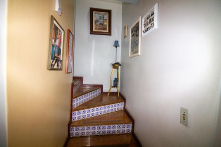 Casa à venda com 252m², 3 quartos e 2 vagas Casa à venda com 252m², 3 quartos e 2 vagasEscada