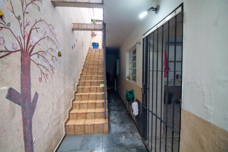 Casa à venda com 252m², 3 quartos e 2 vagas Casa à venda com 252m², 3 quartos e 2 vagasEscada