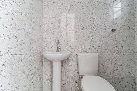 Banheiro de kitnet/studio para alugar com 1 quarto, 14m² em Vila Tiradentes, São Paulo