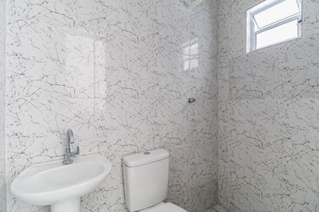 Banheiro de kitnet/studio para alugar com 1 quarto, 14m² em Vila Tiradentes, São Paulo