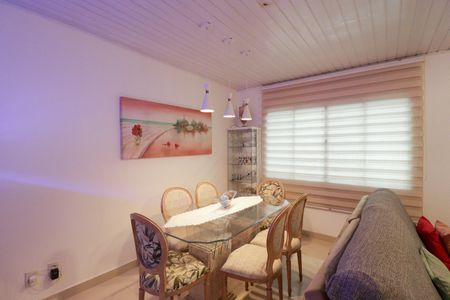 Casa à venda com 100m², 2 quartos e 2 vagas Casa à venda com 100m², 2 quartos e 2 vagasSala