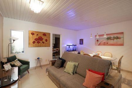 Casa à venda com 100m², 2 quartos e 2 vagas Casa à venda com 100m², 2 quartos e 2 vagasSala