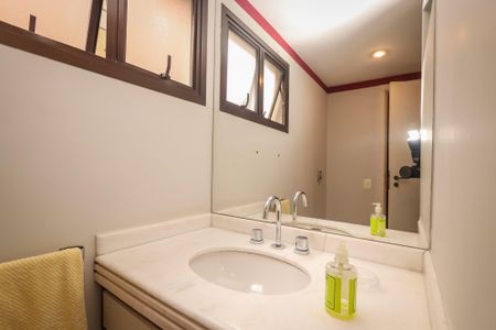 Apartamento para alugar com 205m², 3 quartos e 4 vagasBanheiro da Suíte 2