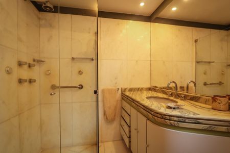 Apartamento para alugar com 205m², 3 quartos e 4 vagasBanheiro da Suíte 1