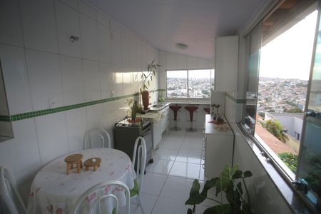 Casa à venda com 180m², 4 quartos e 1 vagaCozinha segundo andar