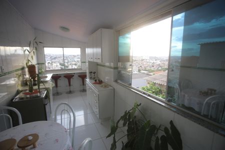 Casa à venda com 180m², 4 quartos e 1 vagaCozinha segundo andar