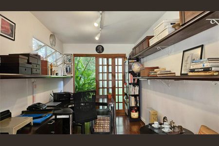 Casa à venda com 3 quartos, 372m² em Vila Cordeiro, São Paulo