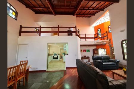 Casa à venda com 247m², 4 quartos e 6 vagas