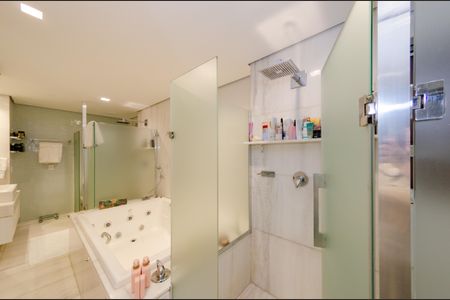 Apartamento à venda com 398m², 4 quartos e 5 vagasBanheiro Suíte 3