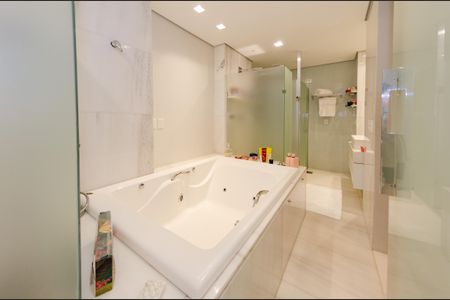 Apartamento à venda com 398m², 4 quartos e 5 vagasBanheiro Suíte 3
