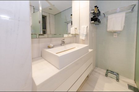 Apartamento à venda com 398m², 4 quartos e 5 vagasBanheiro Suíte 3