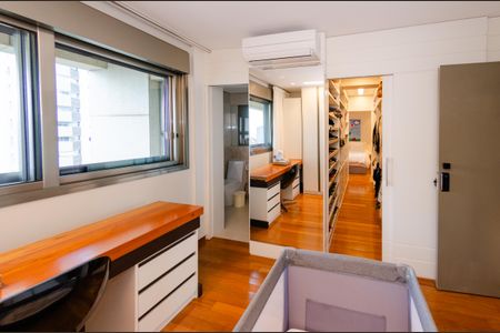 Apartamento à venda com 398m², 4 quartos e 5 vagasCloset Suíte 2