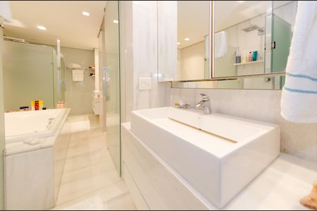 Apartamento à venda com 398m², 4 quartos e 5 vagasBanheiro Suíte 3