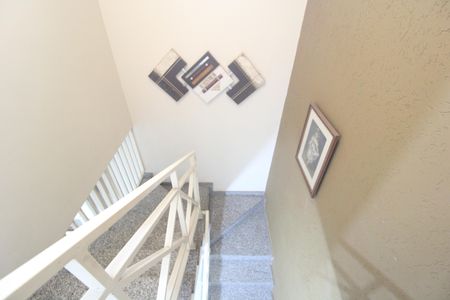 Escada de casa para alugar com 3 quartos, 262m² em Jardim Regis, São Paulo