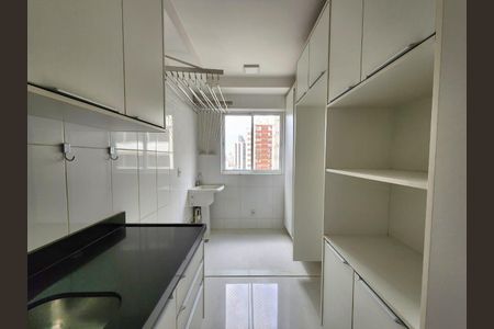 Apartamento à venda com 74m², 3 quartos e 2 vagasCozinha e área de serviço 