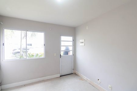 Sala de casa de condomínio para alugar com 2 quartos, 75m² em Guaratiba, Rio de Janeiro