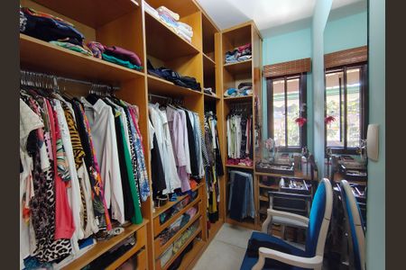 Casa de condomínio para alugar com 440m², 3 quartos e sem vagaCloset da suíte