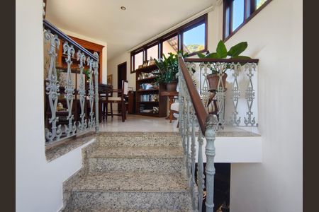 Casa de condomínio para alugar com 440m², 3 quartos e sem vagaEscada interna 