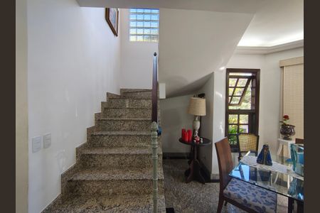 Casa de condomínio para alugar com 440m², 3 quartos e sem vagaEscada interna 