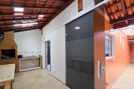 Casa de condomínio para alugar com 150m², 3 quartos e 3 vagas Casa de condomínio para alugar com 150m², 3 quartos e 3 vagasÁrea - Churrasqueira