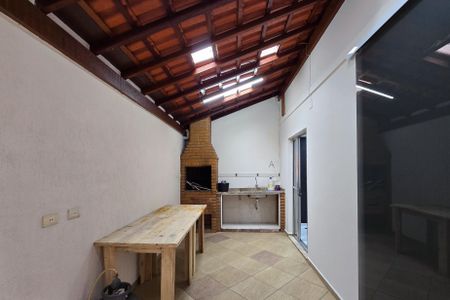 Casa de condomínio para alugar com 150m², 3 quartos e 3 vagas Casa de condomínio para alugar com 150m², 3 quartos e 3 vagasÁrea - Churrasqueira