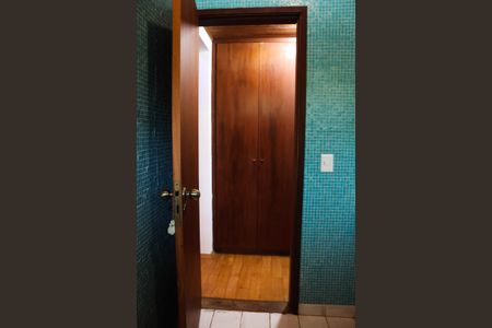 Casa de condomínio para alugar com 500m², 3 quartos e 3 vagas Casa de condomínio para alugar com 500m², 3 quartos e 3 vagasBanheiro da Suíte 2