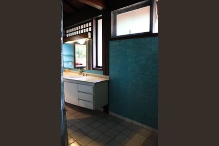 Casa de condomínio para alugar com 500m², 3 quartos e 3 vagas Casa de condomínio para alugar com 500m², 3 quartos e 3 vagasBanheiro da Suíte 1