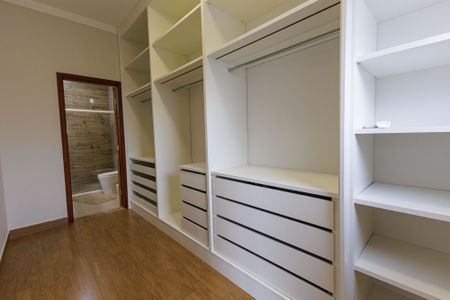 Casa de condomínio para alugar com 260m², 4 quartos e 5 vagasSuíte 4