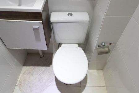 Casa de condomínio para alugar com 63m², 2 quartos e 1 vaga Casa de condomínio para alugar com 63m², 2 quartos e 1 vagaBanheiro Social