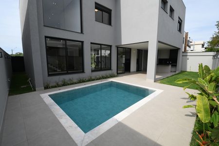 Casa de condomínio à venda com 340m², 4 quartos e 4 vagasPiscina