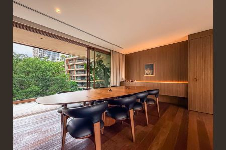 Apartamento à venda com 236m², 2 quartos e 4 vagas