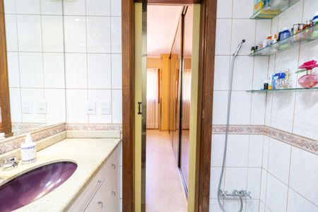 Casa de condomínio à venda com 256m², 4 quartos e 3 vagas Casa de condomínio à venda com 256m², 4 quartos e 3 vagasBanheiro da Suíte