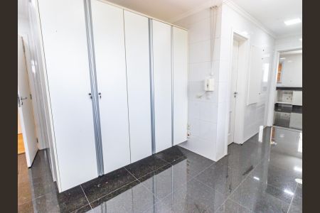 Apartamento para alugar com 246m², 4 quartos e 5 vagasÁrea de Serviço