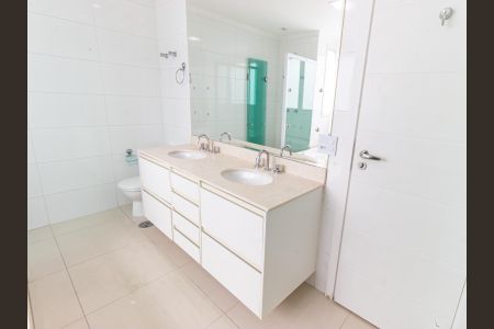 Apartamento para alugar com 246m², 4 quartos e 5 vagasBanheiro da Suíte 1