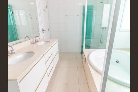 Apartamento para alugar com 246m², 4 quartos e 5 vagasBanheiro da Suíte 1