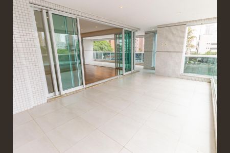 Apartamento para alugar com 246m², 4 quartos e 5 vagasVaranda