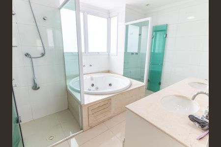 Apartamento para alugar com 246m², 4 quartos e 5 vagasBanheiro da Suíte 1