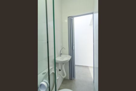 Banheiro de kitnet/studio para alugar com 1 quarto, 29m² em Vila Dayse, São Bernardo do Campo