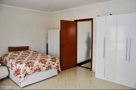 Casa à venda com 240m², 3 quartos e 6 vagas Casa à venda com 240m², 3 quartos e 6 vagasDetalhe - Quarto 01 com Suíte e Varanda