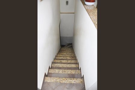 Casa à venda com 240m², 3 quartos e 6 vagas Casa à venda com 240m², 3 quartos e 6 vagasDetalhe - Escada Interna para Garagem