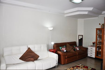 Casa à venda com 240m², 3 quartos e 6 vagas Casa à venda com 240m², 3 quartos e 6 vagasDetalhe - Sala