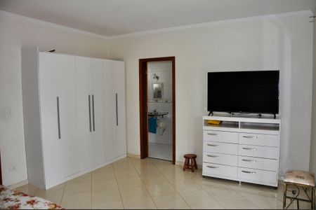 Casa à venda com 240m², 3 quartos e 6 vagas Casa à venda com 240m², 3 quartos e 6 vagasDetalhe - Quarto 01 com Suíte e Varanda