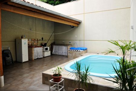 Casa à venda com 240m², 3 quartos e 6 vagas Casa à venda com 240m², 3 quartos e 6 vagasDetalhe - Quintal com Piscina