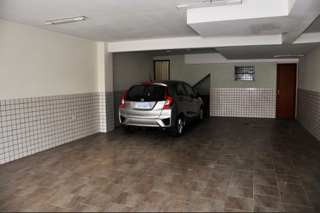 Casa à venda com 240m², 3 quartos e 6 vagas Casa à venda com 240m², 3 quartos e 6 vagasDetalhe - Garagem