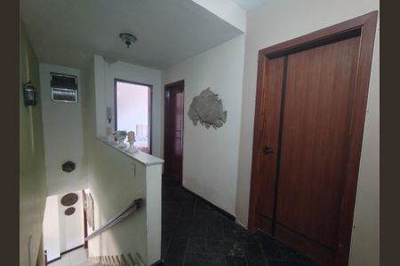 Casa de condomínio à venda com 345m², 4 quartos e 2 vagas Casa de condomínio à venda com 345m², 4 quartos e 2 vagasHall / Circulação