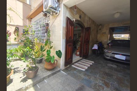 Casa de condomínio à venda com 345m², 4 quartos e 2 vagas Casa de condomínio à venda com 345m², 4 quartos e 2 vagasGaragem / Quintal