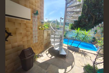 Casa de condomínio à venda com 345m², 4 quartos e 2 vagas Casa de condomínio à venda com 345m², 4 quartos e 2 vagasLavanderia