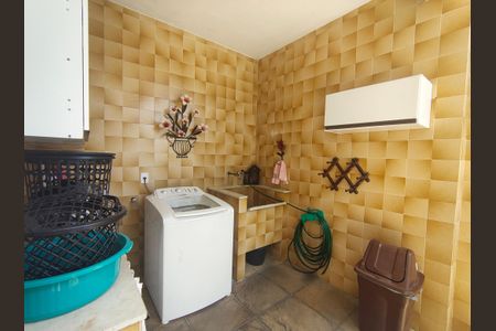 Casa de condomínio à venda com 345m², 4 quartos e 2 vagas Casa de condomínio à venda com 345m², 4 quartos e 2 vagasLavanderia